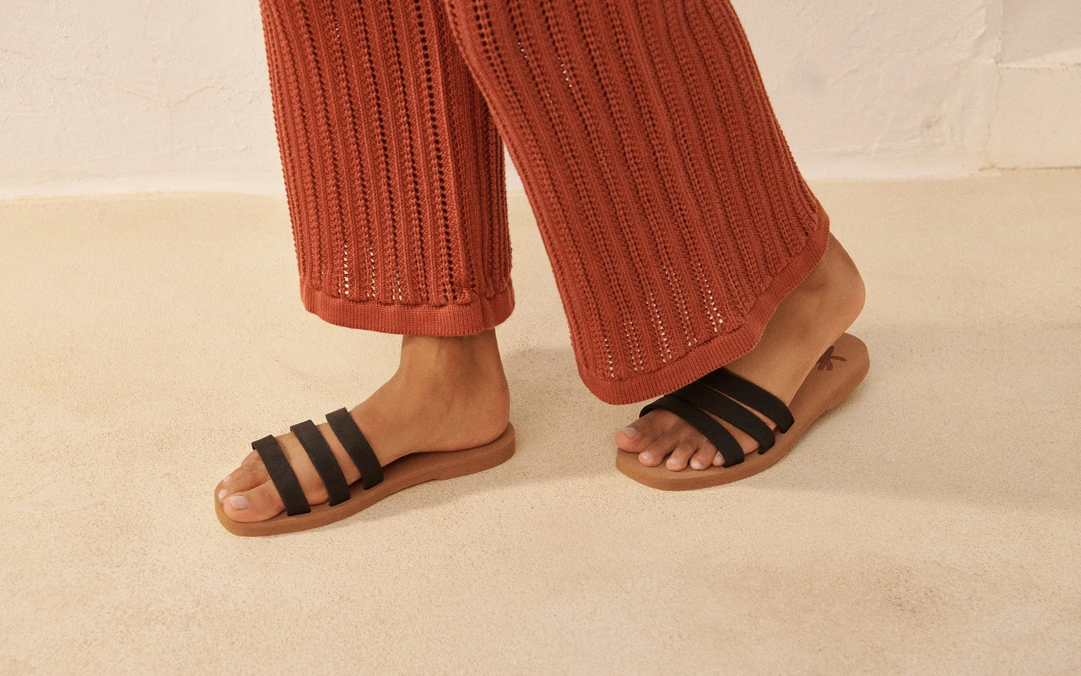 Eva Three Bands|Swim Sandals - O04ED - Honolulu Black Cuero